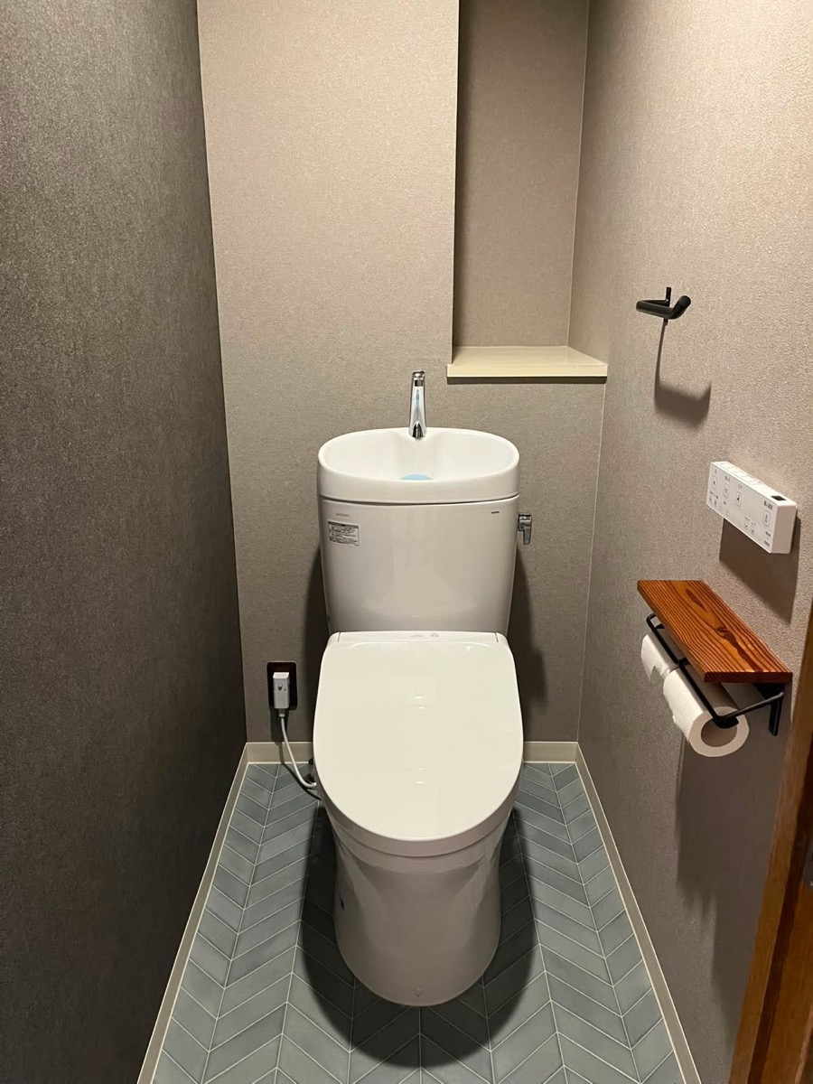 床とあわせて貼り替えたトイレ